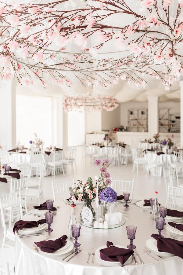 Quels arrangements floraux pour décorer une salle de réception de mariage ?