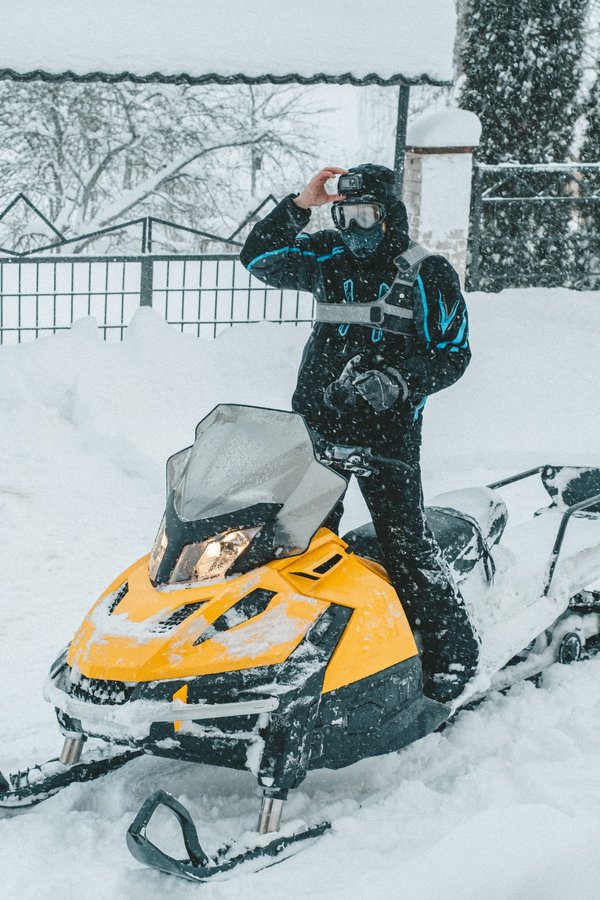 Quelles sont les destinations les plus prisées pour les amateurs de moto-neige et quelles aventures attendent-ils ?