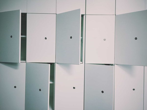 Quelle est l'importance des lockers à Paris Saint Lazare dans les centres commerciaux?